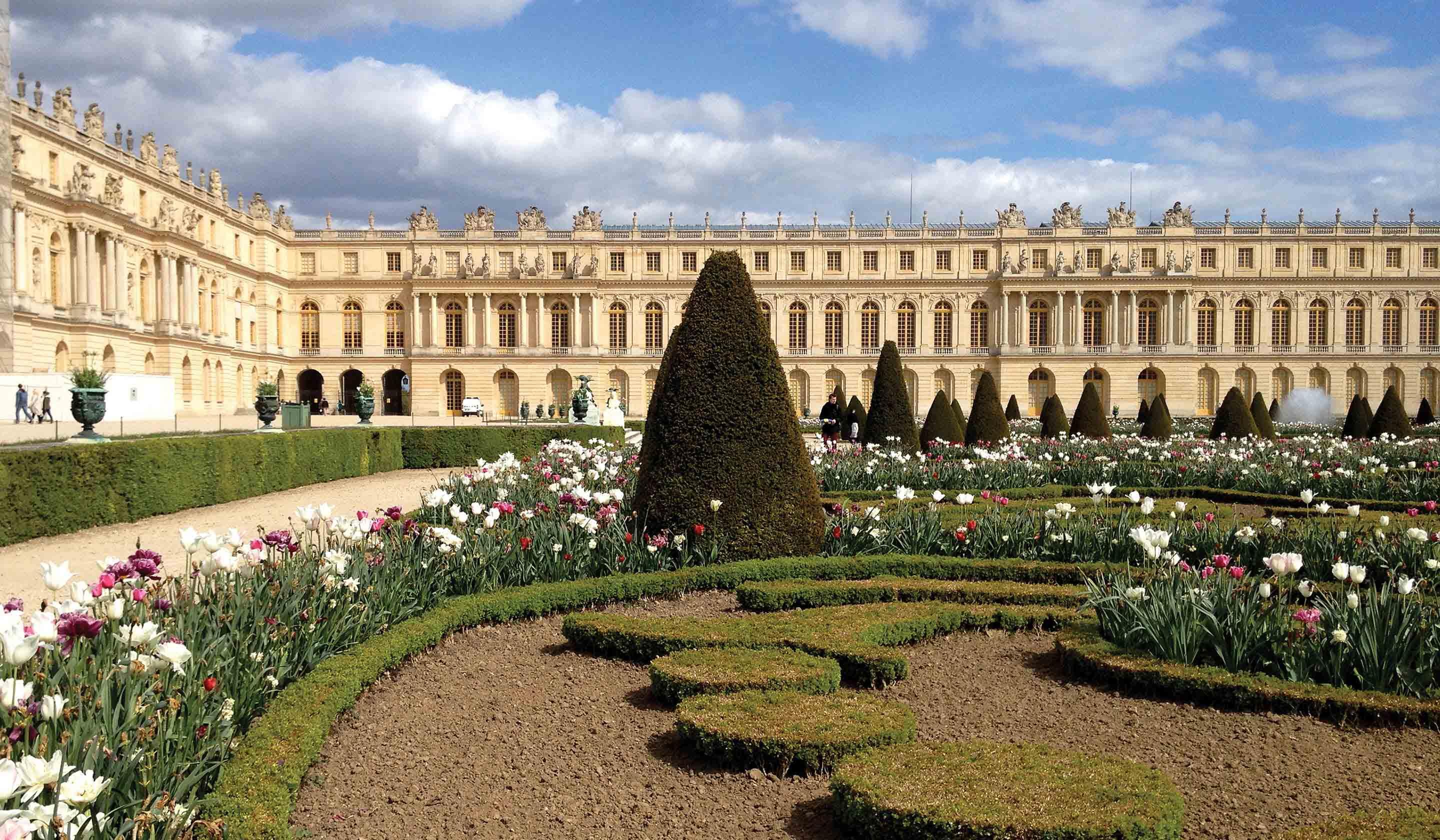 Про версаль. Версальский дворец и парк. Версальский дворец Версаль Франция. Версальский дворец Версаль классицизм. Дворцово парковый ансамбль Версаль в Париже.