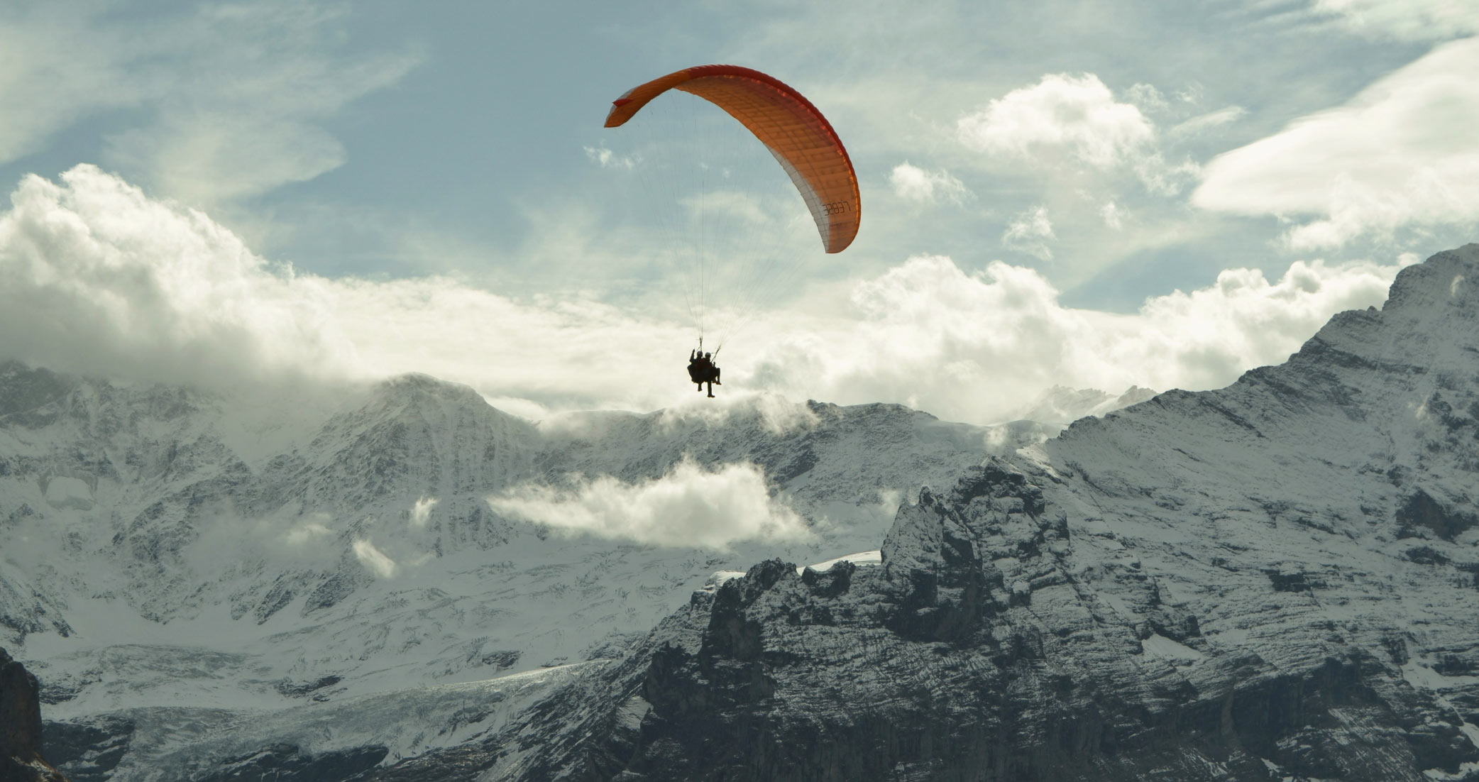 PARAGLIDING ABOVE THE ALPS