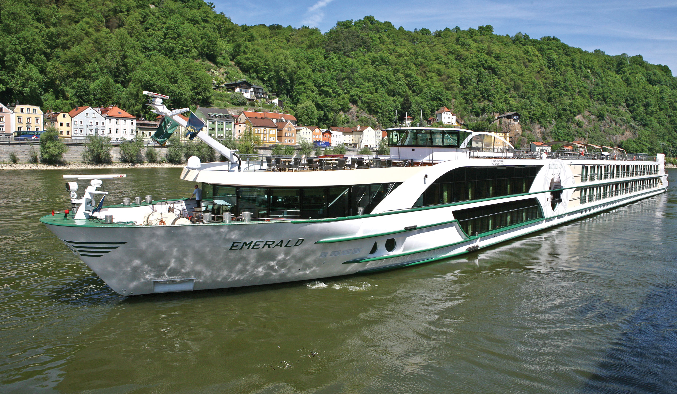 探検クルーズ船名MSブレーメン MS Emerald Cruise Ship | Tauck River Cruising